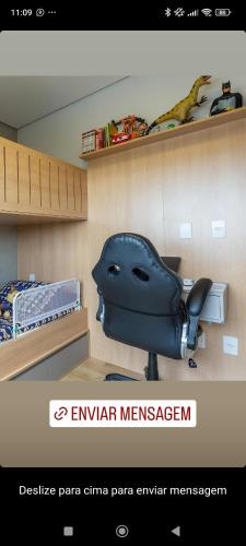 einen blauen Bürostuhl in einem Zimmer mit einem Bett in der Unterkunft Propriedade teste 1 in Cachoeira Paulista
