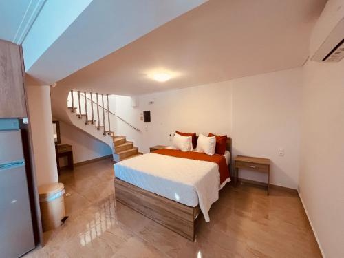 - une chambre avec un lit et un escalier dans l'établissement ALTAVILLAS Apartment 6 KYRA, à Kakí Vígla