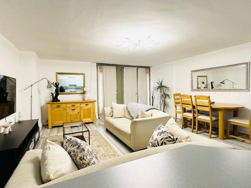 - un salon avec un canapé et une table dans l'établissement Entire Queens Apartment Close to Hyde Park, Queensway, Bayswater, à Londres