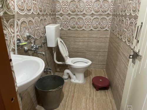 ein kleines Bad mit WC und Waschbecken in der Unterkunft Dpinn homestay in Hyderabad