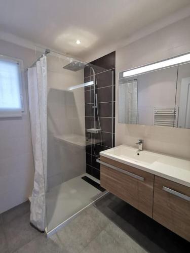 une salle de bain avec douche et lavabo dans l'établissement A 5min des plages La Villa Sun Piscine chauffée, à Vendres