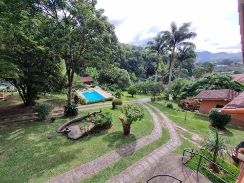 米格爾佩雷拉的住宿－Sítio Canto a Canto，享有庭院的空中景致,设有游泳池