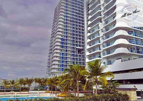 Πισίνα στο ή κοντά στο All His Place Staycation - Azure North Residences