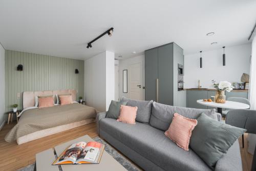 Χώρος καθιστικού στο City Center Apartment with balcony