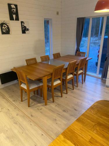 - une salle à manger avec une table et des chaises en bois dans l'établissement Stuga på ö / närhet till vatten, à Mariestad