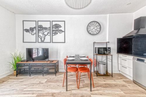 Il comprend une cuisine avec une table, des chaises et un bureau. dans l'établissement 