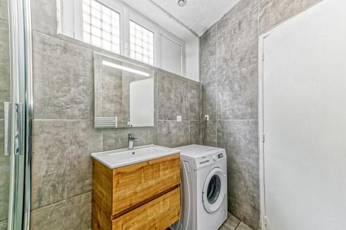 une salle de bain avec une machine à laver et un lavabo dans l'établissement 