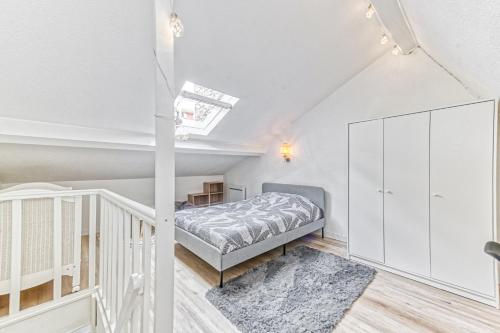 une chambre avec un lit et un escalier dans l'établissement 