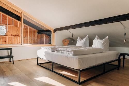 uma cama grande num quarto com em Bauernchalet elbacher gütel - Exklusives Ferienhaus am Starnberger See em Eurasburg