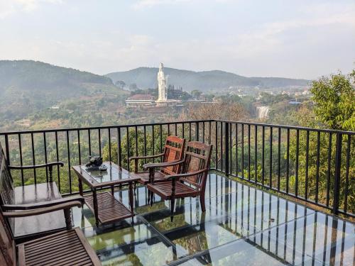 Hoat的住宿－HOMESTAY ĐỐM HOUSE，阳台配有桌椅,享有风景。