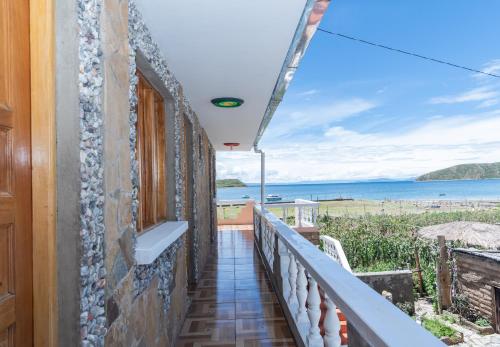 balcón con vistas al océano en Hostal Inti Kala Uma Isla del Sol Norte comunidad Challapampa, en Comunidad Challapampa