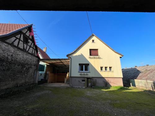 a house in the middle of a yard at La Terasse des Vignes - Maison 2 Chambres - 4 Personnes in Blienschwiller