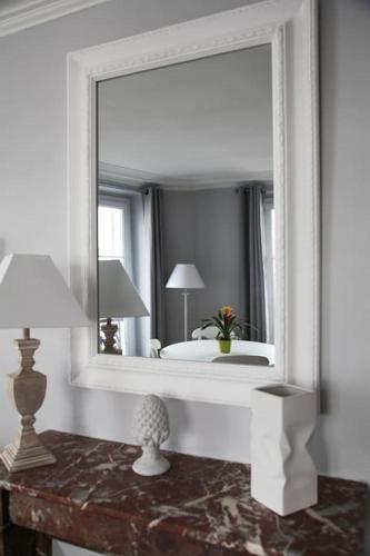 - un miroir au-dessus d'une table dans l'établissement The Charming Ramey, à Paris