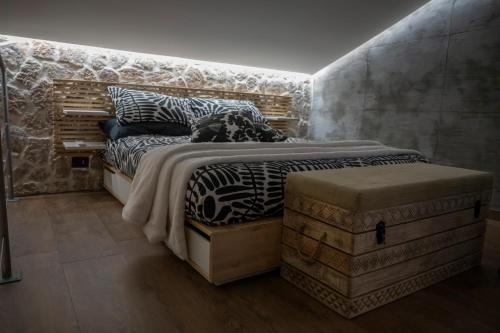 - une chambre avec un grand lit et une tête de lit en bois dans l'établissement FACCI RI LUNA, à Nicolosi