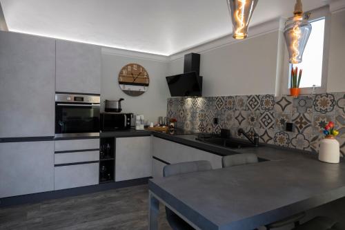 - une cuisine avec une table et un comptoir dans l'établissement FACCI RI LUNA, à Nicolosi