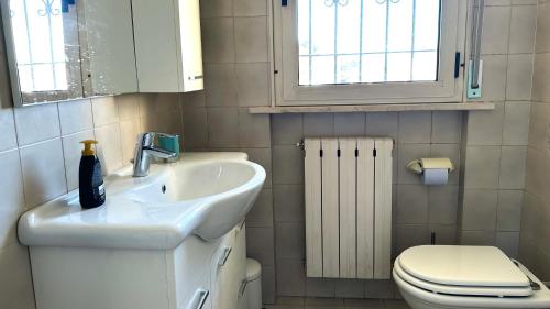 a bathroom with a sink and a toilet at SE063 - Marzocca, delizioso bilocale comodo al mare in Marzocca di Senigallia