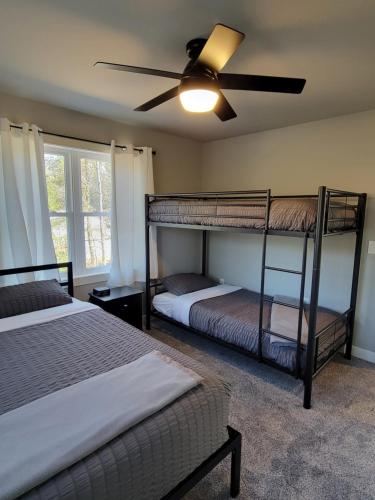 Ένα ή περισσότερα κρεβάτια σε δωμάτιο στο Lake Sherwood Chalet