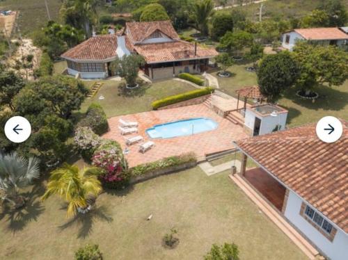 ロス・サントスにあるMesa de los Santos La Mantilissaのプール付きの家の航空写真