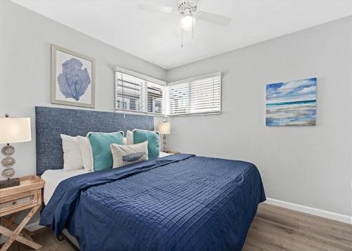 um quarto com uma cama azul e um cobertor azul em Balboa Paradise - Renovated Coastal Haven em Newport Beach