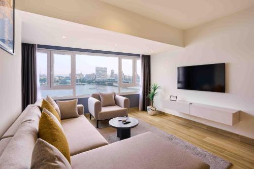 ein Wohnzimmer mit einem Sofa und einem Flachbild-TV in der Unterkunft Brassbell apartments in Giza in Kairo