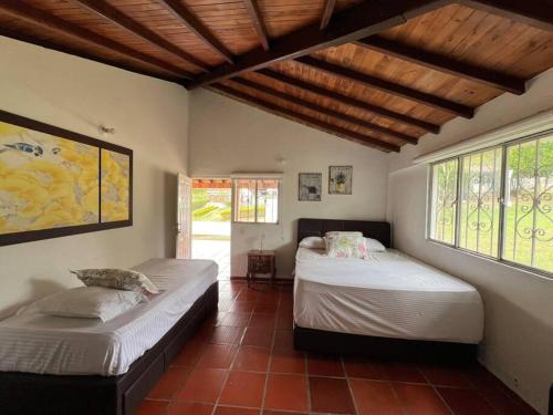 ロス・サントスにあるMesa de los Santos La Mantilissaの部屋にベッドが2つある寝室