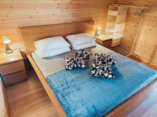 Uma cama ou camas num quarto em Ramybės kampelis