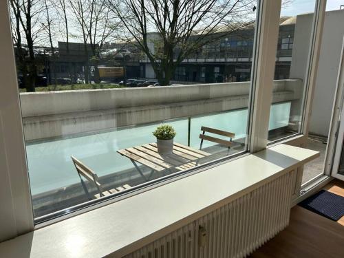 een raam met een tafel, een bank en een zwembad bij Sonnenschein-Oase ,Apartment in Marl