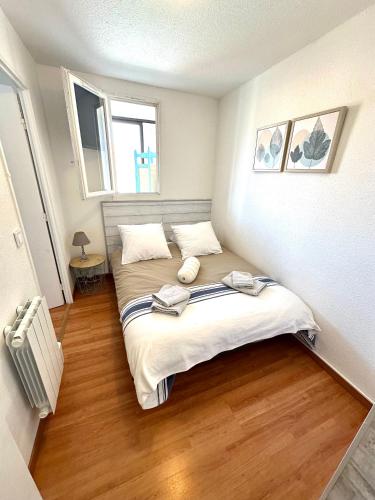 une petite chambre avec deux lits dans une pièce dans l'établissement Escale au Sud, un appart les pieds dans l eau :), au Barcarès