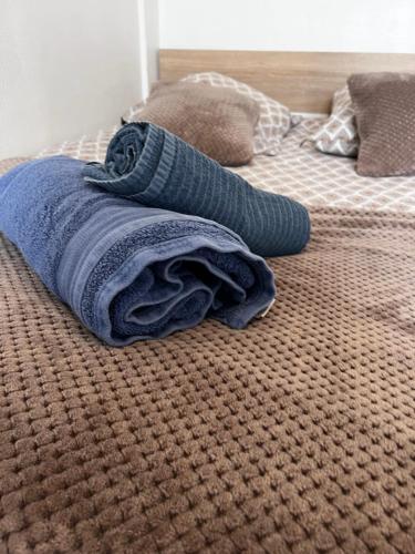 - une couverture au-dessus d'un lit dans l'établissement Joli logement rénové proche centre-ville, à Brest