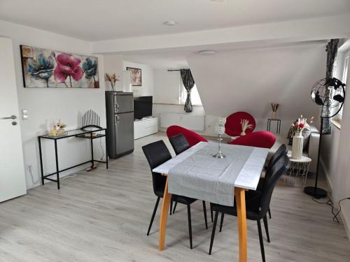 cocina y comedor con mesa y sillas en Home sweet home in Ludwigsburg en Ludwigsburg