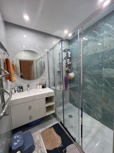 y baño con ducha, lavabo y espejo. en Panoramic House en Bakú