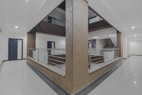 una grande camera con pavimenti bianchi e una parete con scaffali di Super Collection O Ms9 Guest Inn a Kurnool