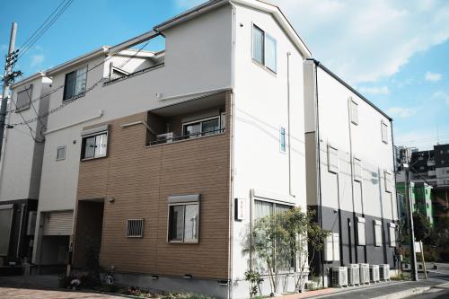 雅蘭の屋临近难波道顿堀独栋别墅3卫2浴停车免费8人宽敞空间日本制产品今宫站步行3分钟直达梅田机场奈良环影城橘子街