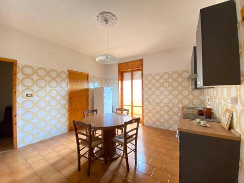 eine Küche mit einem Tisch und Stühlen im Zimmer in der Unterkunft Il Palazzo in Trepuzzi