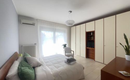 a bedroom with a large bed and a desk at Blue Hole b&b Santeramo in colle e Jacuzzi Suite in Santeramo in Colle