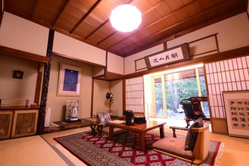 a living room with a table and a window at Koyasan Sanadabo Rengejoin in Koyasan