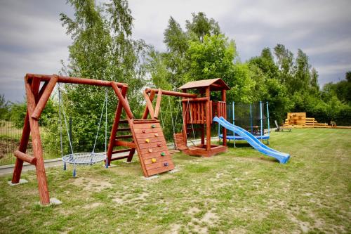 een groep speeltoestellen in een tuin bij Chatki u Agatki in Jezierzany