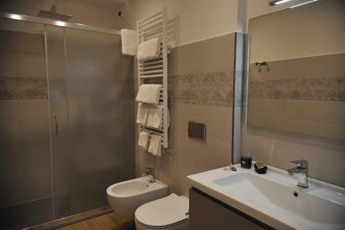 uma casa de banho com um lavatório, um WC e um espelho. em Hotel Villa Centa em Varazze