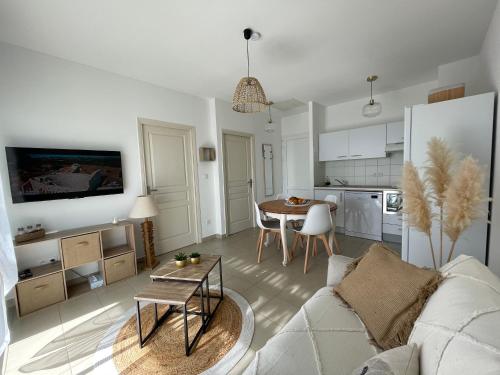 un salon avec un canapé et une table dans l'établissement Corsica Poggio, à Poggio-Mezzana