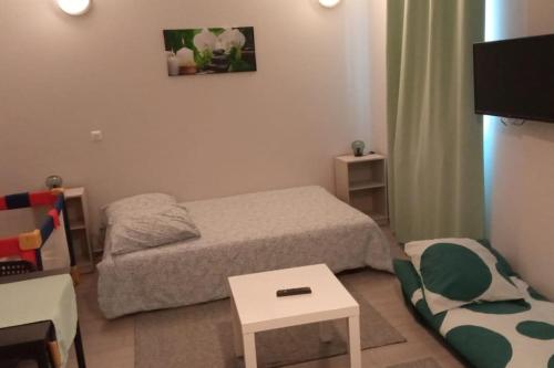 Cette petite chambre comprend un lit et une table. dans l'établissement Jeter l'ancre, à Montfermeil