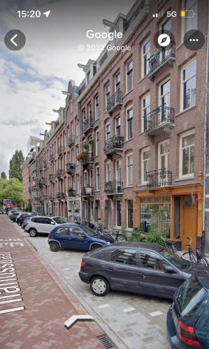 rząd samochodów zaparkowanych przed budynkami w obiekcie Boutique amsterdam B&B w Amsterdamie