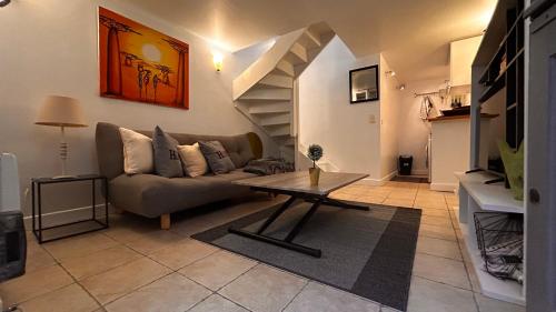 un salon avec un canapé et une table dans l'établissement Duplex Paris 12èmè Près De Nation, à Paris