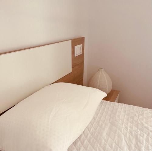 Posteľ alebo postele v izbe v ubytovaní Precioso apartamento con chimenea y vistas al mar