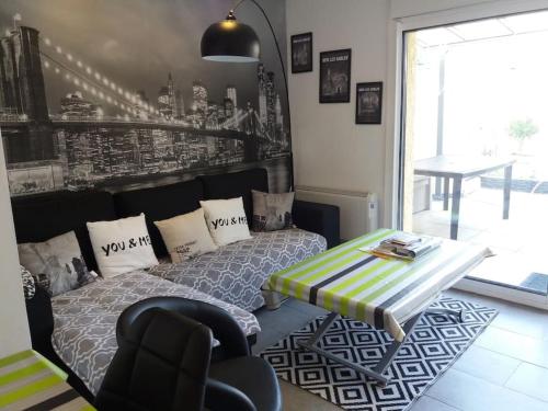 une chambre avec un lit, une table et une chaise dans l'établissement Maison de 120 m², divisée en 2 appartements indépendants, à Les Sables-dʼOlonne