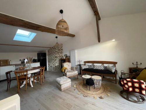 un salon avec une table et une salle à manger dans l'établissement Maison de village Cœur Andéol, à Saint-Andéol-le-Château