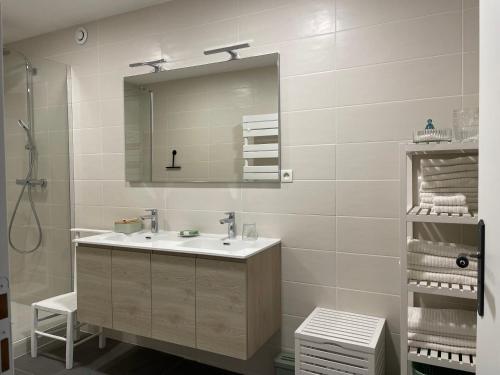 une salle de bain avec un lavabo et un miroir dans l'établissement Maison de village Cœur Andéol, à Saint-Andéol-le-Château