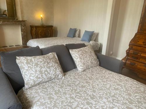 - une chambre avec deux lits et un canapé dans l'établissement Château de Porcheresse, à Daverdisse