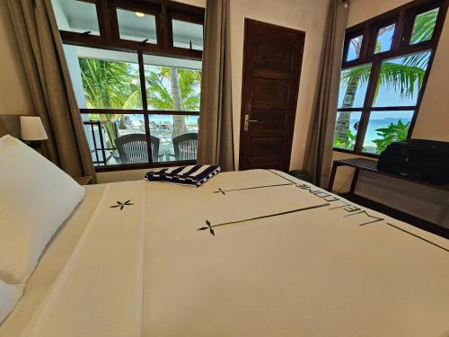 ein Schlafzimmer mit einem Bett mit einer Uhr drauf in der Unterkunft Lagoon View Maldives in Bodufolhudhoo