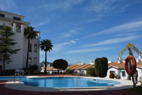 una gran piscina frente a un edificio en Las Brisas de Alhaurín Golf, en Málaga