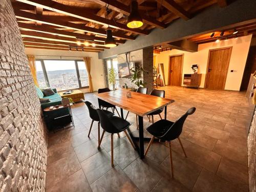 大特爾諾沃的住宿－Studio54，客厅配有木桌和椅子